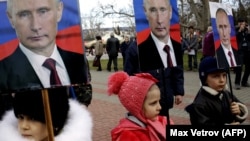 Окупований Крим. Діти тримають портрети президента Росії Володимира Путіна під час мітингу в Севастополі, 23 лютого 2016 року