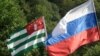 По мнению политолога, России не столько надо предъявлять что-либо, сколько помогать Абхазии решать проблемы вместе, чтобы уводить вопросы собственнических отношений от политики, и делать их более или менее цивилизованными