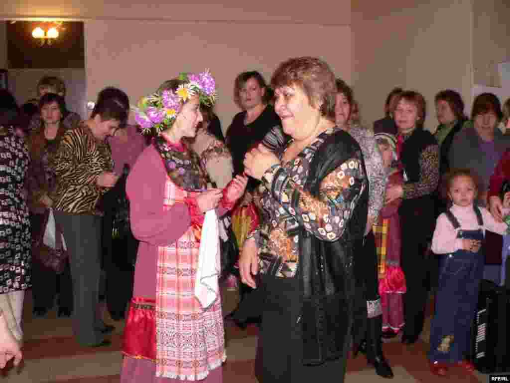 Концерка кадәр халык фойеда күңел ачты