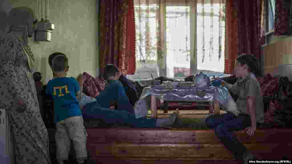 Акім, Сердар та Іслям – сини Зеврі – за обідом