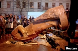 Павалены Ленін у Кіеве, сьнежань 2013-га