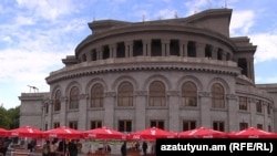 Armenia -- Yerevan's Liberty square, 14Oct2010