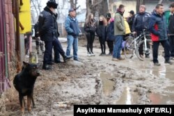 Жители Алгабаса показывают чиновникам, как они вынуждены передвигаться по «городу». Алматы, 21 февраля 2021 года.