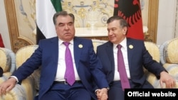 Президент Таджикистана Эмомали Рахмон и президент Узбекистана Шавкат Мирзияев на саммите в Эр-Рияде, 21 мая 2017 года.