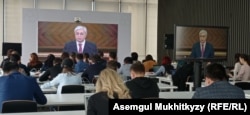 Журналисты слушают обращение президента Казахстана Касым-Жомарта Токаева к нации в Казмедиа-центре парламента. 1 сентября 2021 года. Фото из архива