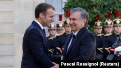 Президенты Франции и Узбекистана Эммануэль Макрон и Шавкат Мирзиёев. Париж, 9 октября 2018 года
