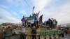 Люди збираються на площі Саадалла аль-Джабірі в місті Алеппо після того, як командування сирійської армії сповістило офіцерів про кінець 24-річного авторитарного правління президента Башара аль-Асада, повідомив агентству Reuters сирійський офіцер, який був поінформований про цей крок після швидкого наступу повстанців, які раптово захопили столицю Сирії Дамаск. Алеппо, Сирія, 8 грудня 2024 року