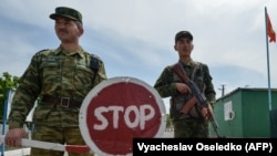 Пограничники Кыргызстана на посту в селе Максат Баткенской области. Иллюстративное фото. 