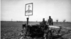 Plakat sovjetskog vođe Josifa Staljina na jednom od prvih traktora fotografisanih na radu na poljima Uzbekistana.<br><br>Početkom 1925. godine, područje današnjeg Uzbekistana proglašeno je republikom Sovjetskog Saveza. Sovjetsko preuzimanje vlasti označilo je period nemilosrdne transformacije, koji je uključivao pogubljenja uzbečkih političkih zatvorenika, kao i programe opismenjavanja i industrijalizaciju.