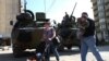 НАТО аскерлери албан-серб болуп бөлүнгөн Митровицеде кайгуулда, 27-апрел, 2009-жыл