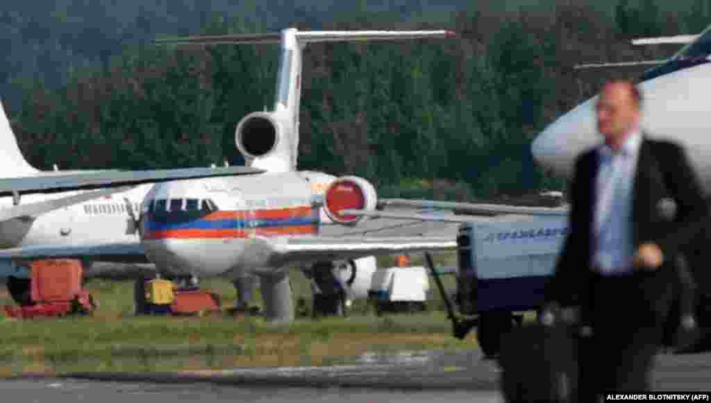 A Russian Emergency Ministry aircraft returns to Moscow&#39;s&nbsp;Domodedovo Airport on July 9, 2010, with 10 agents released by the United States. They had been handed over hours earlier at Vienna International Airport.
