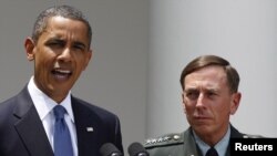 Barack Obama și generalul David Petraeus