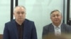 Өмүрбек Текебаев менен Дүйшөнкул Чотонов сот отурумунда.