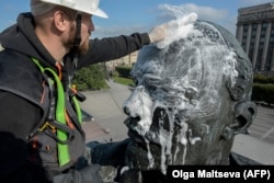 A worker washes a statue of Soviet founder Vladimir Lenin at Moscow Square in front of the House of Soviets in St. Petersburg on September 28.