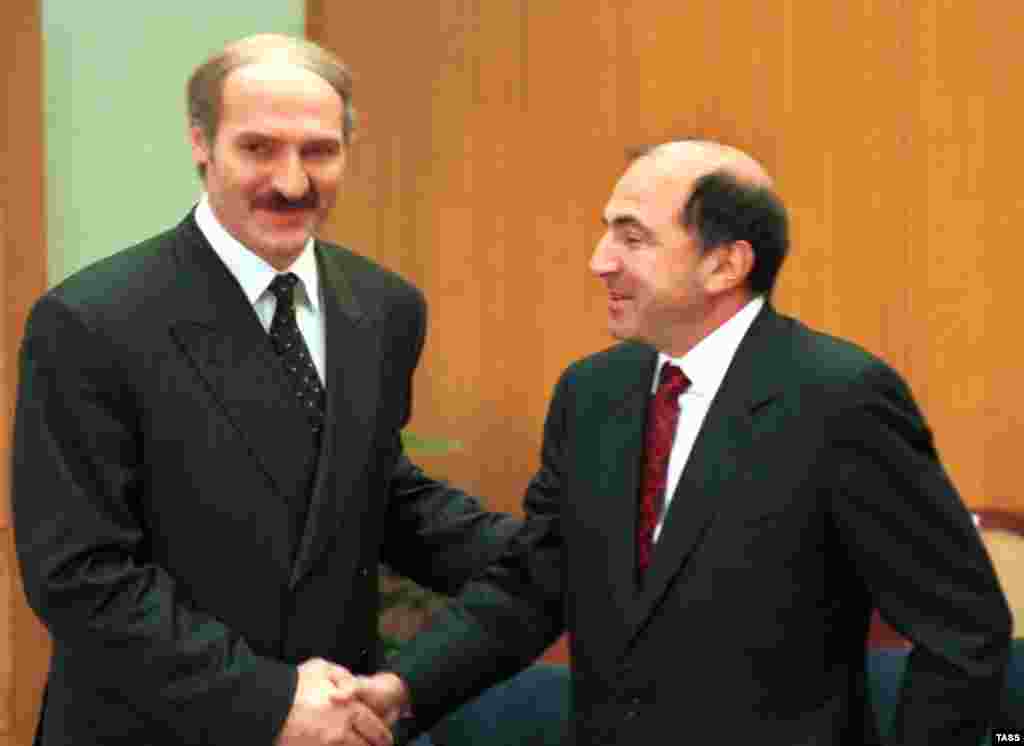 Boris Berezovski şi preşedintele Belarus, Aliaksandr Lukaşenka, la Minsk, 8 mai 1998.