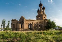 Потрескавшаяся стена старой церкви.