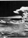 O fotografie publicată de Muzeul Memorial al Păcii din Hiroshima. Explozia bombei din Hiroshima, fotografiată de armata SUA la 06 august 1945.