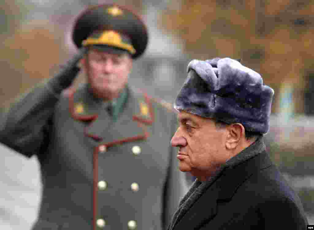 La Moscova în noiembrie 2006 depunînd o coroană la Mormîntul soldatului necunoscut.