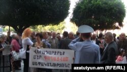 Акция протеста владельцев киосков у здания правительства, Ереван, 26 сентября 2011 г.