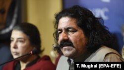 علي وزیر مشال راډیو ته وویل چې د ټولنیزو رسنیو تر بیانونو وروسته یې د پوځ مشر ته پرانیستی خط ولیکه - انځور له ارشيفه