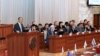 Премьер Жоомарт Оторбаев баштаган жаңы өкмөттүн мүчөлөрү парламентте. 2-апрель, 2014