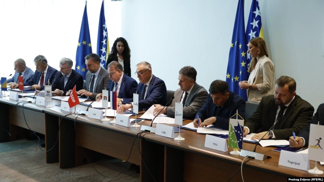 Predstavnici stranaka "Trojke" i opozicije iz RS-a potpisuju "Platformu za mir, stabilizaciju, evropsku budućnost i ekonomski napredak BiH", Sarajevo, 9. maja 2025.