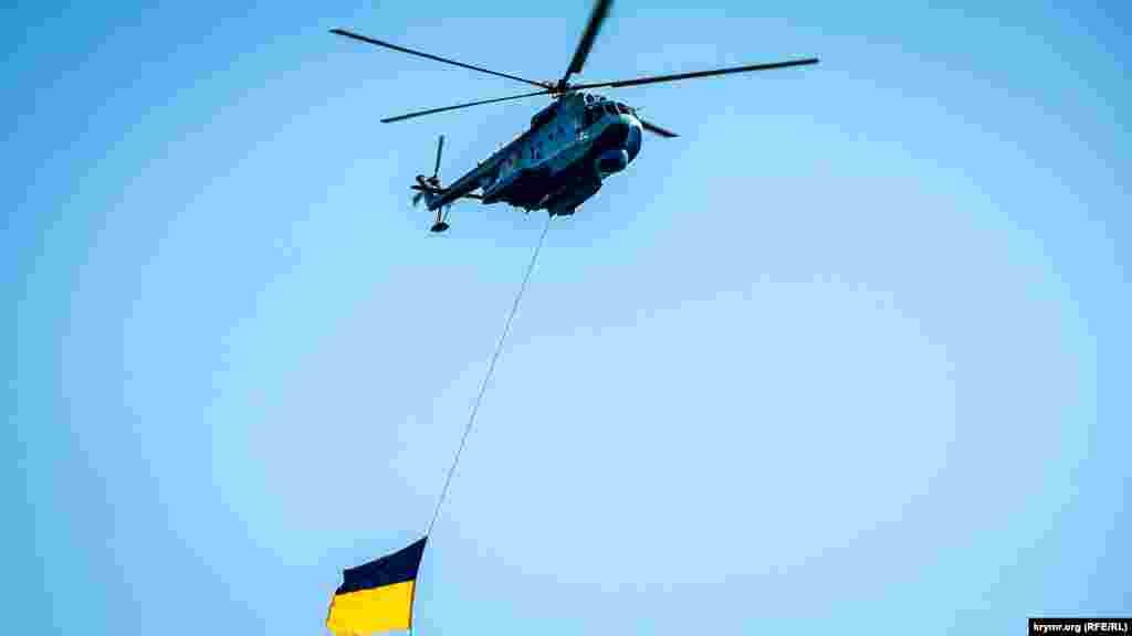 Вертольоти з прапорами державним і Військово-морських сил облетіли Практичну (Військову) гавань Одеського порту і були підняті на флагштоку флагмана українських ВМС фрегата «Гетьман Сагайдачний»