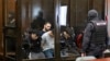 Un grup de inculpați acuzați de implicare în atacul armat de la sala de concerte Crocus City Hall din 2024, soldat cu peste 140 de morți, pe banca acuzaților la procesul început la Moscova pe 4 august 2025.
