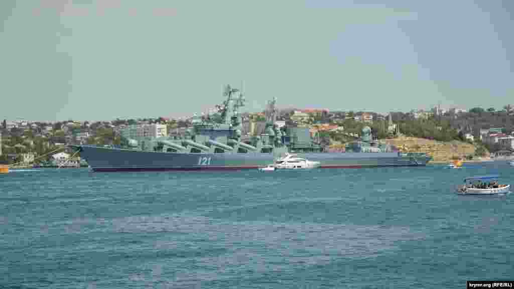 Головний корабель Чорноморського флоту Росії в анексованому Севастополі – крейсер «Москва» – стоїть у бухті в парадному строю