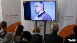 Journalists attend an online press conference with Mikhail Khodorkovsky on December 9. At the event, the former Russian tycoon said the only hope for change in his home country is "revolution."