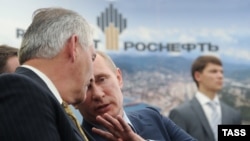 Președintele Vladimir Putin cu președintele ExxonMobil Rex Tillerson nominalizat pentru postul de secretar de stat american