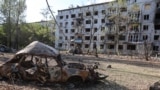 Їдемо в напрямку Добропілля, частина дороги захищена від російських FPV сіткою, але чим ближче до міста, тим сіток стає менше, більшість шляху відкрита