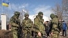 Озброєні чоловіки біля української військової бази, неподалік Феодосії, 3 лютого 2014 року