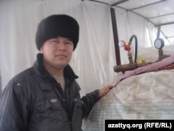 Máshol is használnak biogázt – például Kazahsztánban. Dauletkhan Sojtanov farmer, az aktöbei régióban található Silikti falu egyik gazdája saját maga fejlesztett ki egy biogáz-előállítót melegháza fűtésére
