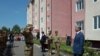 Официальная церемонии вручения ключей от квартир военнослужащим в городе Оше. 