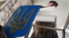 Во время голосования на парламентских выборах на одном из участков в городе Волновахе Донецкой области, 26 октября 2014 года