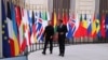 Președintele Franței, Emmanuel Macron (dreapta), și președintele Ucrainei, Volodimir Zelenski, la summitul „Coalition of the Willing”, la Palatul prezidențial Élysée din Paris, pe 4 septembrie 2025.