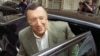 În anii '90, Vladimir Gusinski era unul dintre cei mai influenți oameni de afaceri din Rusia, în mare parte datorită acțiunilor sale media și canalului de televiziune NTV, care era foarte popular.