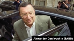 În anii '90, Vladimir Gusinski era unul dintre cei mai influenți oameni de afaceri din Rusia, în mare parte datorită acțiunilor sale media și canalului de televiziune NTV, care era foarte popular.