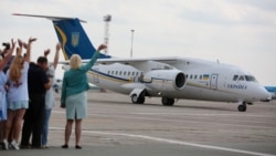 Ukrain prezidenti Wolodymyr Zelenskiýiň Аn-148 kysymly uçary. Uçar 2019-njy ýylda Russiýa bilen tussaglaryň çalşylýan pursady surata düşürildi.