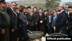 Հայաստան – Նախագահ Սերժ Սարգսյանը մասնակցում է զոհված հետախույզ-գնդացրորդ Սասուն Մկրտչյանի հուղարկավորությանը, «Եռաբլուր» պանթեոն, 5-ը ապրիլի, 2016թ․