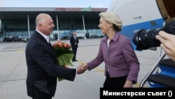 Bugarski premijer Rosen Željazkov dočekuje predsednicu Evropske komisije Ursulu fon der Lajen na aerodromu u Plovdivu pošto je njen avion zahvaćen ometanjem radara u operaciji 31. avgusta u kojoj se sumnja na Rusiju. Avion je bezbedno sleteo uprkos napadu.