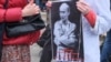 Учасники акції протесту проти агресії режиму Володимира Путіна щодо України. Москва, 15 березня 2014 року. Напис на плакаті: «Внимание! Сбежал буйный пациент. Диагноз: гипертоксическая шизофрения» (ілюстраційне фото)