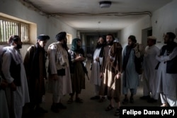 Tálib harcosok, köztük néhány rab a kabuli Pul-e Csarhi börtönben beszélget Kabulban 2021. szeptember 13-án