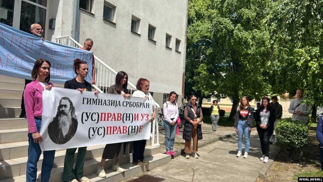 Skup podrške profesorkama srbobranske Gimnazije koje su dobile otkaz zbog obustave nastave, 29. maja 2025. 