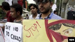 په پاکستان کې په تېرو کلونو کې پر ماشومانو د جنسي تېري پر ضد پراخې مظاهرې هم شوې دي - پخوانی انځور.
