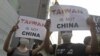 Militanți protestînd la Singapore în 2015