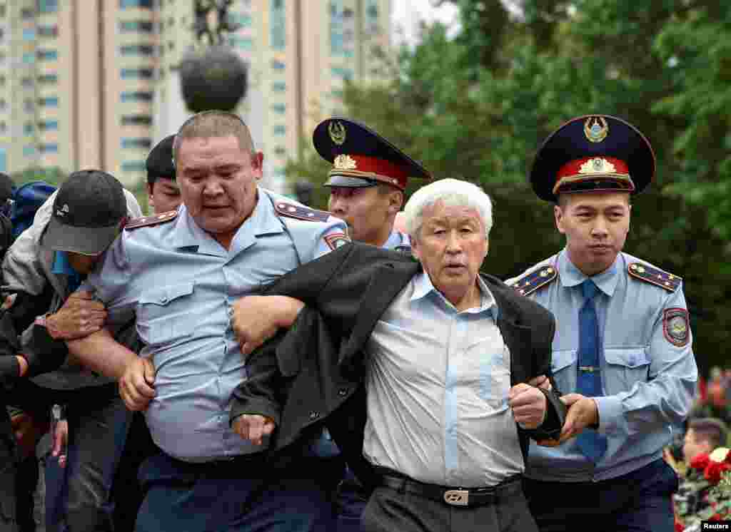 По сообщениям, массовые задержания также происходят в других городах страны, в частности в Нур--Султане и Шымкенте. В столице во время освещения несанкционированной акции протеста у дворца "Жастар" задержали корреспондента Санию Тойкен.