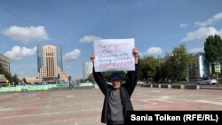 Марат Мұсабаев Нұр-Сұлтанда наразылық пикетін өткізіп тұр. 4 қыркүйек, 2019 жыл.