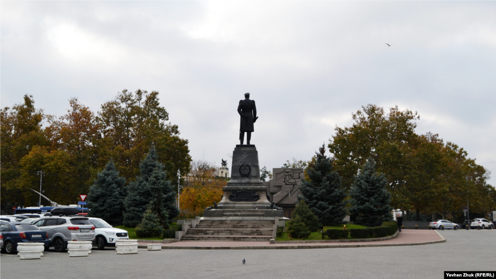 Флотоводець адмірал Павло Степанович Нахімов «дивиться» в похмуре зимове небо 